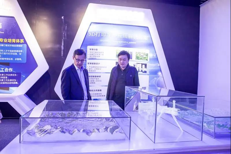 航母艦載機(jī)J-15項(xiàng)目總負(fù)責(zé)人苗玉華蒞臨江西金石三維智能制造科技有限公司指導(dǎo)工作 航母艦載機(jī)J-15項(xiàng)目總負(fù)責(zé)人苗玉華蒞臨江西金石三維智能制造科技有限公司指導(dǎo)工作