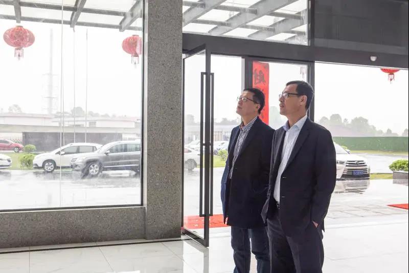 航母艦載機(jī)J-15項(xiàng)目總負(fù)責(zé)人苗玉華蒞臨江西金石三維智能制造科技有限公司指導(dǎo)工作 航母艦載機(jī)J-15項(xiàng)目總負(fù)責(zé)人苗玉華蒞臨江西金石三維智能制造科技有限公司指導(dǎo)工作