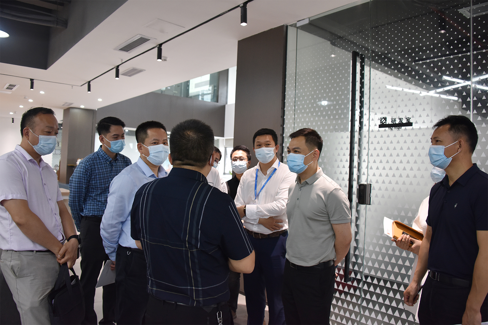 深圳市光明區科技創新局領導一行蒞臨深圳金石三維總部參觀考察